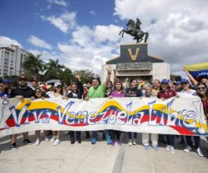 'Ya nuestro presidente es Juan Guaidó, aquí estamos para luchar contra todo. ¡Viva Venezuela!' y '¡Fuera Maduro!', gritaba la oposición venezolana este miércoles. Foto / AFP