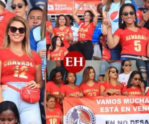 Las esposas de los jugadores de Olimpia llegaron con camisetas rojas y con el nombre estampado para apoyarlos en la final contra Motagua. Fotos: Ronal Aceituno/ El Heraldo