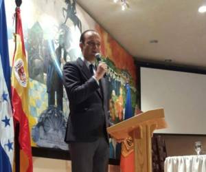 El embajador de España en Honduras Miguel Albeiro en conferencia. Foto: Glenda Estrada.