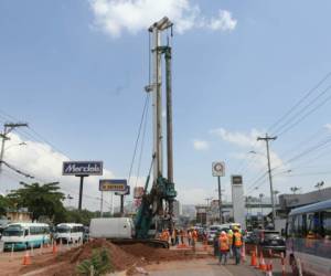 Los trabajadores de la comuna capitalina ya comenzaron con la construcción del túnel peatonal en el bulevar Centroamérica .Foto: David Romero / El Heraldo