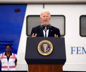 El presidente Joe Biden habla durante un evento en el estadio NRG el viernes 26 de febrero de 2021, en Houston. Foto: AP