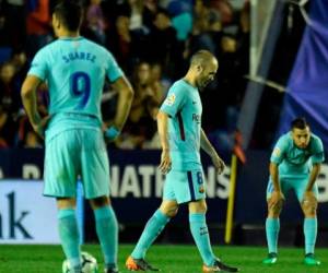 Andrés Iniesta con el Barcelona durante la derrota ante Levante. Foto: Agencia AFP.