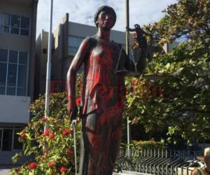 La estatua de la diosa Temis en los predios de la Corte Suprema de Justicia en Honduras, fue manchada por los miembros del Copinh.