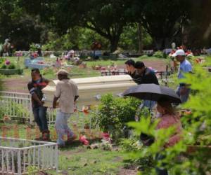Los familiares cargaron el féretro de la estudiante universitaria hasta el agujero donde fue enterrada en el cementerio Jerusalén de la capital de Honduras. Foto: Estalin Irías/EL HERALDO.