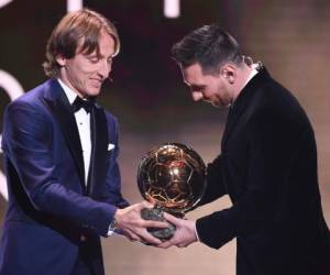 Luka Modric al momento de entregarle el Balón de Oro a Messi. (AFP)