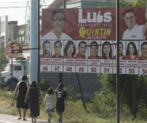 Los camiones salieron temprano ayer hacia los municipios más lejanos del sur, en medio de un tibio ambiente electoral.