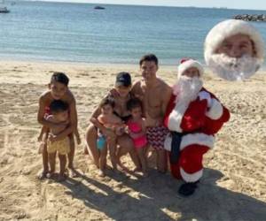 El delantero de la Juventus, Cristiano Ronaldo, decidió postear una fotografía navideña con toda su familia reunida en la playa, no obstante, el Santa Claus que contrató fue el que acaparó toda la atención... ¿era Messi?