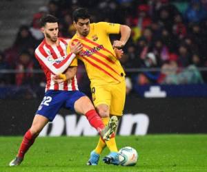 Luis Suárez mientras era marcado por el español Mario Hermoso en el duelo Atlético de Madrid vs Barcelona en el Wanda Metropolitano. (AFP)