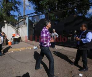 Inicialmente el atacante se acercó para insultar al periodista César Silva.(Foto: Estalin Irías/ El Heraldo Honduras/ Noticias Honduras hoy)