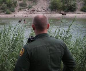 El número de familias migrantes que cruzan la frontera entre México y Estados Unidos ha subido abruptamente y en ocasiones intentan cruzar el río. | Foto: AP