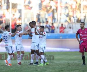 Después de fallar un penal, Jerry Bengtson le dio el gol con el que Olimpia se fue ganando 1-0 ante Lobos UPNFM en el mediotiempo. (Foto: David Romero / EL HERALDO)