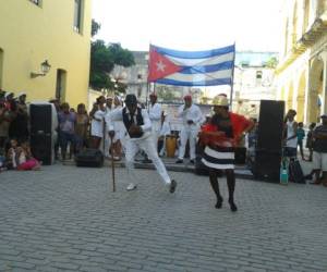En las calles de las provincias de Cuba y en los teatros es común ver eventos de rumba.