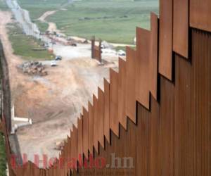 Donald Trump también mantiene en pie su plan para financiar la construcción del muro fronterizo entre Estados Unidos y México con fondos de emergencia. Foto: AFP.