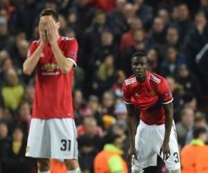 Los jugadores del Manchester United no podían creer lo ocurrido en Old Trafford. (AFP)