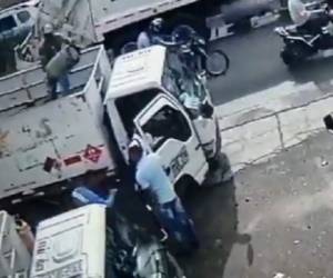 En el clip de menos de un minutos se aprecia el momento en que el delincuente y un cómplice llegan al lugar a bordo de una motocicleta.