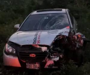 El carro involucrado presenta un fuerte golpe en su parte delantera; ambos vehículos quedaron varados en unos matorrales.