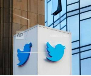 Las nuevas directrices, que la red social había anunciado hace un mes, comenzaron a implementarse el lunes. (Foto: AP)