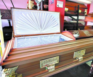 Un ataúd económico tiene un costo que no supera los 3,500 lempiras. Las funerarias se adaptan al presupuesto de la familia doliente.