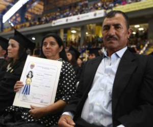 Los padres de Isabel recibieron con lágrimas en ojos el tpitulo por el que su hija tanto luchó. Foto: PresenciaUniversitaria