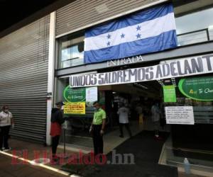 Para visitar los supermercados y el resto de diligencias a realizar la población debe continuar circulando con base en los calendarios establecidos por Sinager. Foto: David Romero/ EL HERALDO