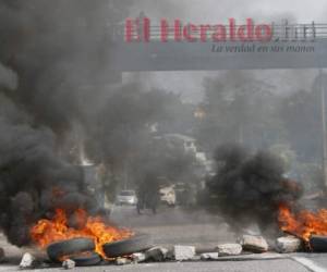 Estudiantes bloquearon la mañana de este viernes el paso por el bulevar Fuerzas Armadas, a la altura del Instituto Central Vicente Cáceres, en protesta por la aprobación de dos polémicos decretos que dan luz verde a la reestructuración de los sectores de salud y educación. Fotos: Johny Magallanes/ EL HERALDO.