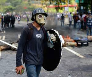 Opositores ya salieron a las calles, han invadido además centros de votación y marchan por las avenidas.