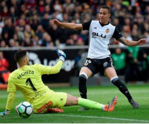 El Valencia no pierde en Liga desde el 4 de febrero, cuando cayó en el campo del Atlético de Madrid por 1-0, y ha ganado sus últimos tres partidos. (AFP)