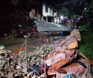 Una vivienda cedió esta tarde noche en la colonia El Reparto tras las últimas lluvias. Foto: Alex Pérez/EL HERALDO.