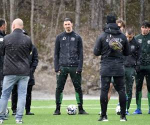 El delantero sueco Zlatan Ibrahimovic participa de un entrenamiento con el club sueco Hammarby en Estocolmo, el lunes 13 de abril de 2020. (Henrik Montgomery/TT News Agency vía AP).