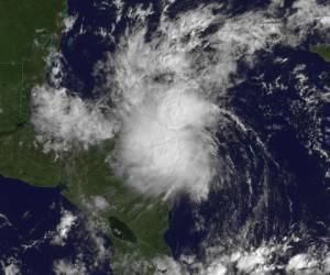 El ingreso de una onda tropical a menudo produce inundaciones repentinas y deslizamientos. Foto cortesía Noaa