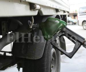 Esta semana los combustibles incrementaron de precio. La gasolina superior se cotiza a 87.96 lempiras el galón en la capital y la regular a 79.67. Mientras el galón de diésel tiene un valor de 70.74 lempiras y el queroseno o gas doméstico cuesta 52.30. Honduras es el segundo país con los precios más altos, solo superado por Costa Rica, según el Comité de Hidrocarburos de América Central (CHAC).