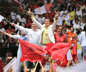 Salvador Nasralla levanta los brazos como candidato oficial de la alianza de oposición conformada por Pac, Libre y Pinu. Foto: David Romero / El Heraldo.