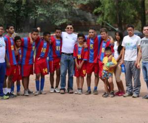 Maylo Núñez junto a varios de sus alumnos del programa Amor en Acción. El les imparte varias disciplinas deportivas como: atletismo, fútbol, educación física adaptada, entre y otros. Foto: Marvin Salgado / EL HERALDO.