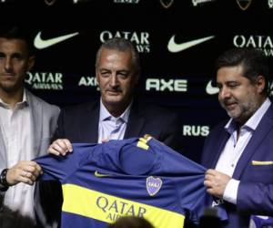 Alfaro fue presentado en Casa Amarilla junto al nuevo director deportivo, Nicolás Burdiso y el presidente Daniel Angelici. Foto: AFP