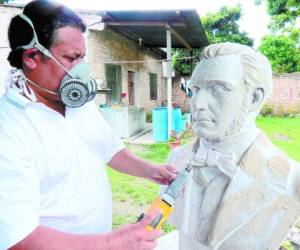 Douglas Martínez Rivera elaboró el busto de Francisco Morazán que se instaló en el parque central del mismo nombre en Siguatepeque.