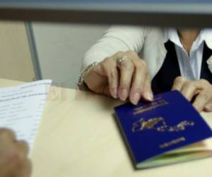 Migración de Honduras se prepara para implementar al pasaporte con chip.