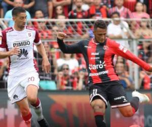 Alex López en acción con la Liga Deportiva Alajuelense. Foto: Alajuelense.