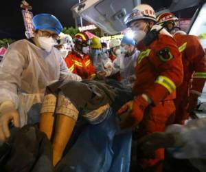 En esta imagen del 9 de marzo de 2020 cortesía de la agencia noticiosa Xinhua, personal de rescate traslada a una mujer de los escombros de un hotel colapsado hacia una ambulancia en Quanzhou, en la provincia de Fujian, en el sureste de China. AP.