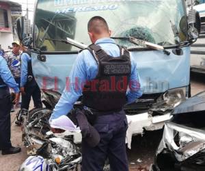 El accidente se registró al mediodía de este miércoles al parecer por una falla en los frenos del bus. Foto: Estalin Irías/El Heraldo.