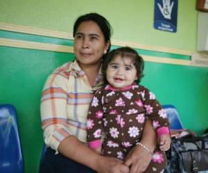 La niña Fany Migueles asiste a la Teletón una vez a la semana a realizar terapia física y sensorial y, a pesar de su discapacidad, no pierde la alegría de vivir y de ser una gran guerrera. Fotos Efraín Salgado.