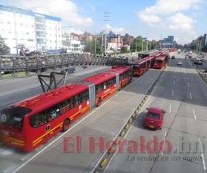 Pasan a cada momento en los carriles exclusivos que se hicieron en la ciudad de Bogotá para la operación de los buses BTR. Foto: El Heraldo