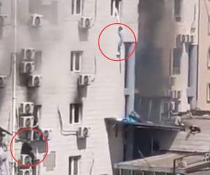Un video difundido en internet muestra como varias personas salen por las ventanas del edificio.