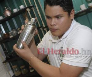José Guillermo, un jovencito de apenas 17 años, se ha convertido en genio de los tés. Foto: Alejandro Amador / EL HERALDO.