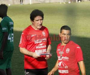 El argentino Héctor Vargas, entrenador del Marathón, sigue en busca de refuezos. Foto EL HERALDO