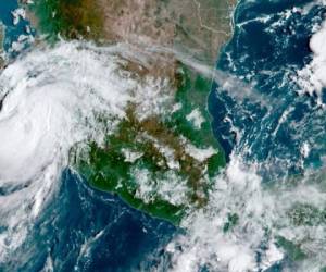 Imagen de satélite facilitada por la National Oceanic y Oficina Nacional de Administración Oceánica y Atmosférica de Estados Unidos (NOAA por sus siglas en inglés) en la que aparece el huracán Olaf frente a la costa mexicana al Pacífico mientras su ojo se acerca al balneario mexicano de Los Cabos. Foto: AP
