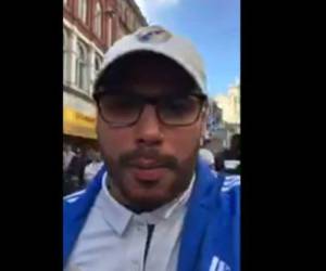 El hondureño Ramiro Ocasio Moya en plena transmisión desde las calles de Cardiff.