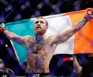 Conor McGregor celebra su victoria sobre Donald 'Cowboy' Cerrone en un combate de peso welter de artes marciales mixtas el sábado 18 de enero de 2020 en Las Vegas. (AP Foto/John Locher)