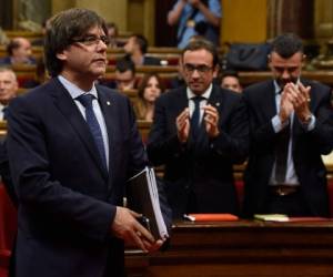 En su discurso, Puigdemont le encargó seguir construyendo la República Catalana proclamada sin efecto el 27 de octubre y respetar el resultado del referéndum ilegal del 1 de octubre. (AFP)