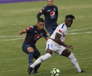 Marcelo Santos de Motagua en la marca de Hendry Thomas de Olimpia. Foto: Marvin Salgado / El Heraldo.