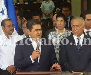 El presidente Juan Orlando Hernández en compañía de otros funcionarios entregó el documento del anteproyecto del Código Tributario en el Congreso Nacional, foto: El Heraldo.